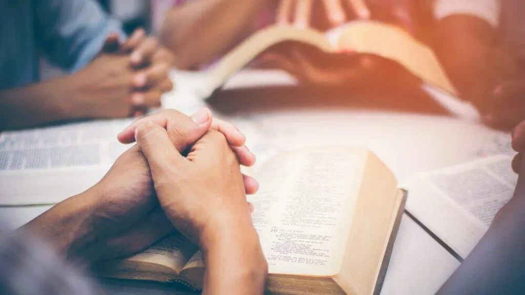 Imagem Os cristaos unidos para rezar com a Biblia Sagrada. do artigo Manaus vai receber a 1ª Experiência Vocacional-Missionária Nacional
