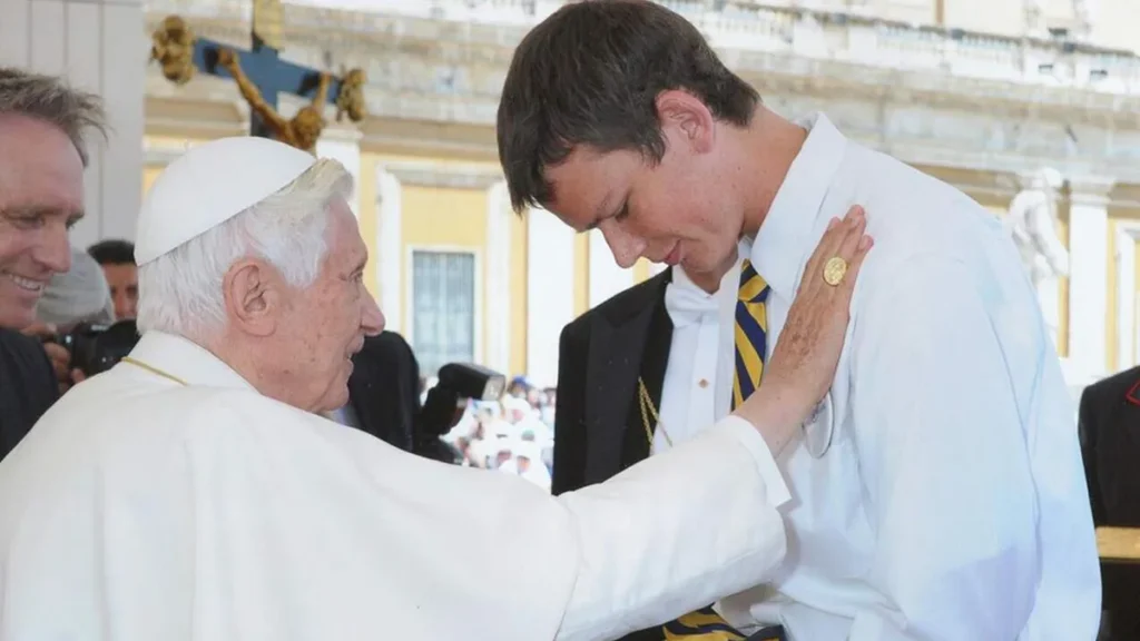 Imagem Peter1 do artigo Jovem curado do câncer após bênção de Bento XVI se tornou Padre