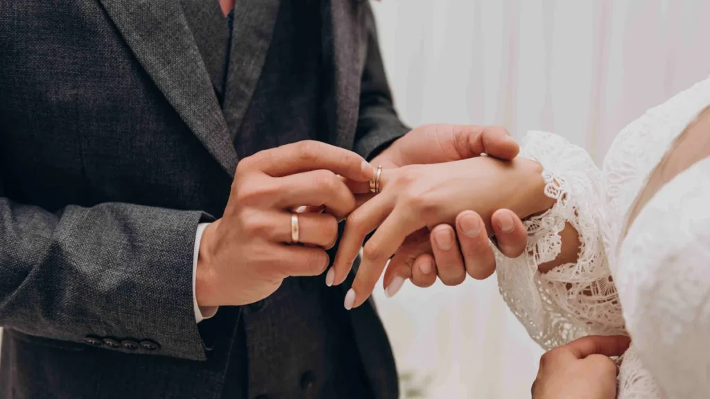 Imagem noivo colocando alianca na noiva do artigo Em quais situações o Matrimônio é considerado inválido?