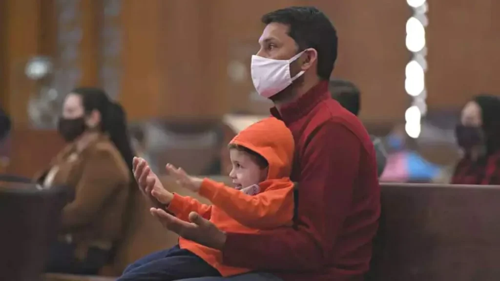 Imagem Pai e filho no Santuario do artigo Pai, o condutor da fé na vida de seus filhos