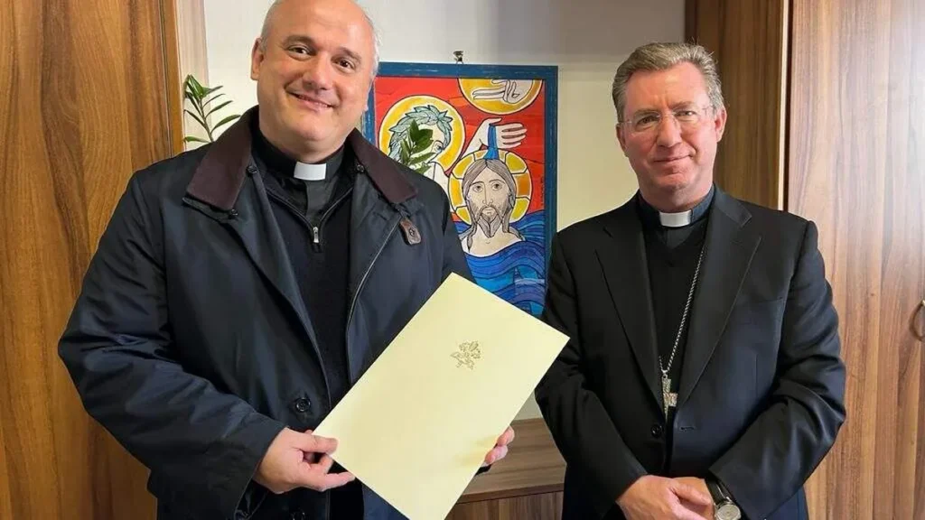 Imagem padre pinheiro com a aprovacao da traducao domissal feita pela santa se do artigo Santa Sé aprova tradução brasileira do Missal Romano
