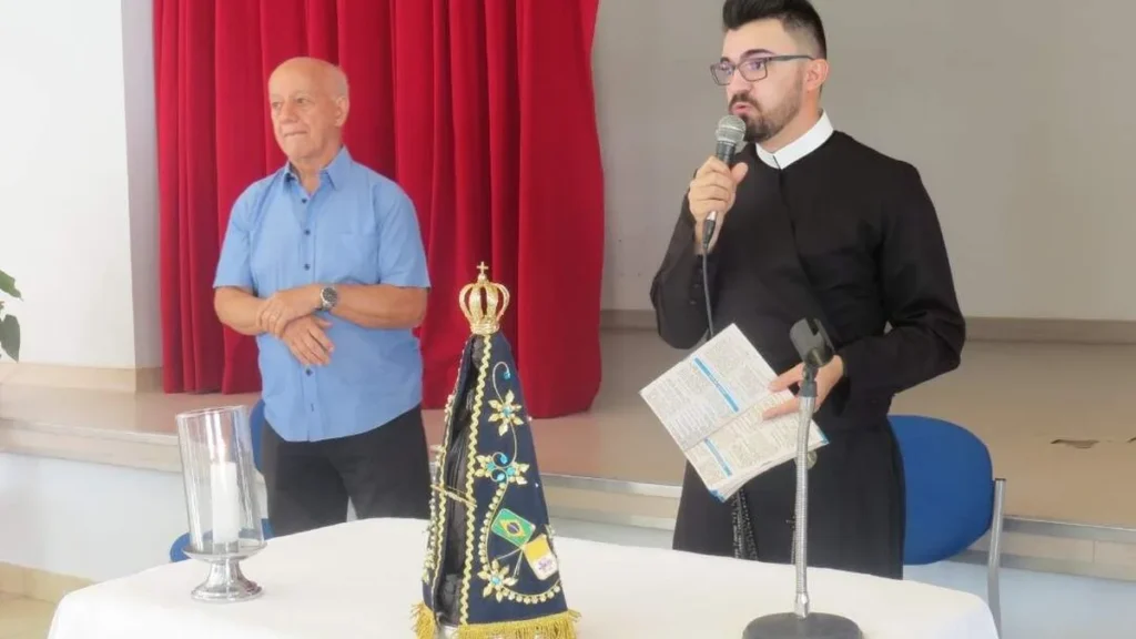 Irmão Marco Lucas com o diretor do CAS, Ir. Mário André