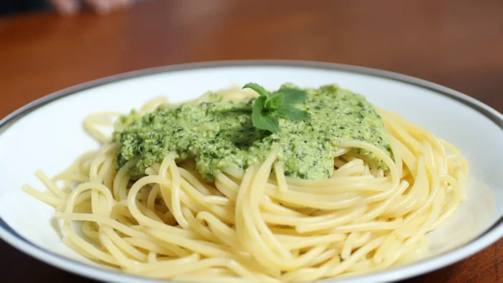 Imagem Macarrao ao molho pesto em um prato sobre a mesa do artigo Frei Leandro é o convidado do 2º episódio do Receitas Afetivas