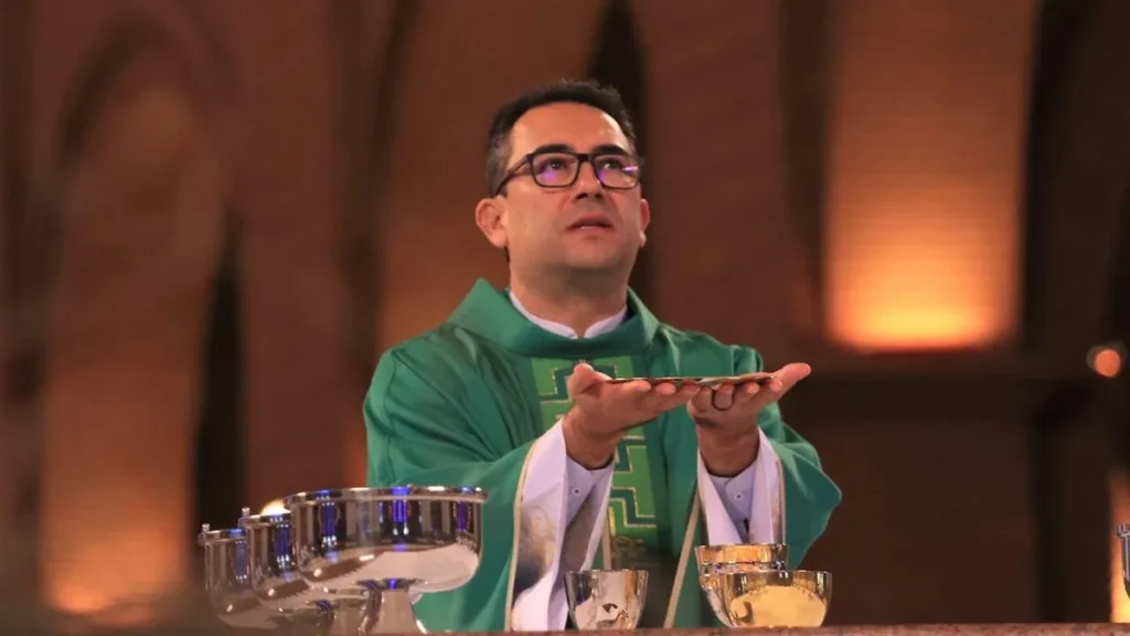Imagem Padre Anisio do artigo Orações “secretas” que o Padre reza na Santa Missa