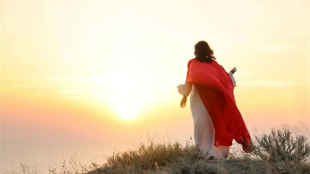 Imagem jesus de costas caminhando em uma colina do artigo Os Títulos de Jesus: O Filho do Homem