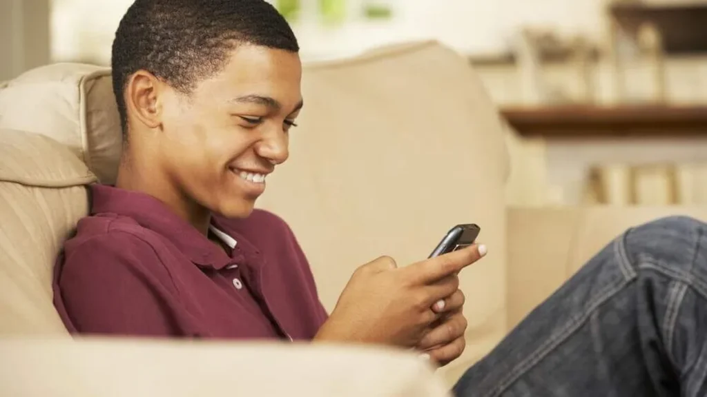 Imagem jovem com celular na mao do artigo Papa encoraja jovens evangelizadores digitais