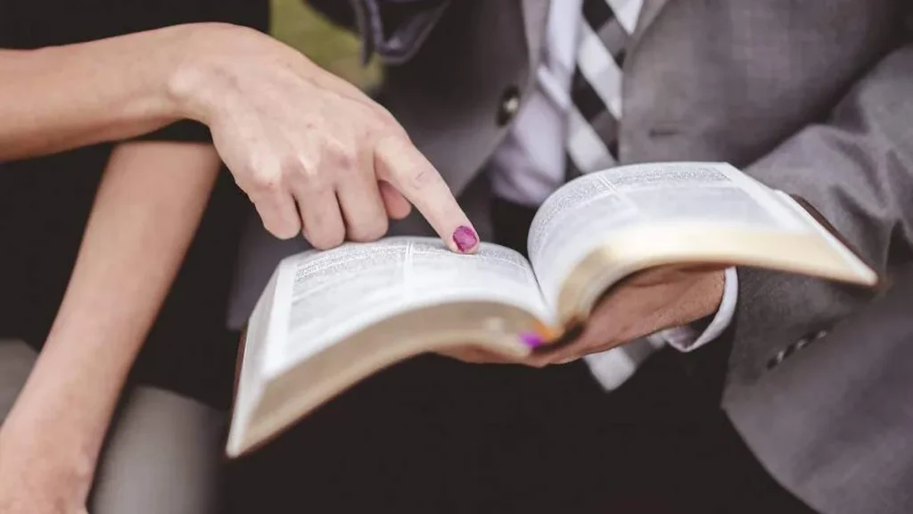 Imagem maos apontando os escritos da Biblia do artigo Cristãos e seu papel na política de um país