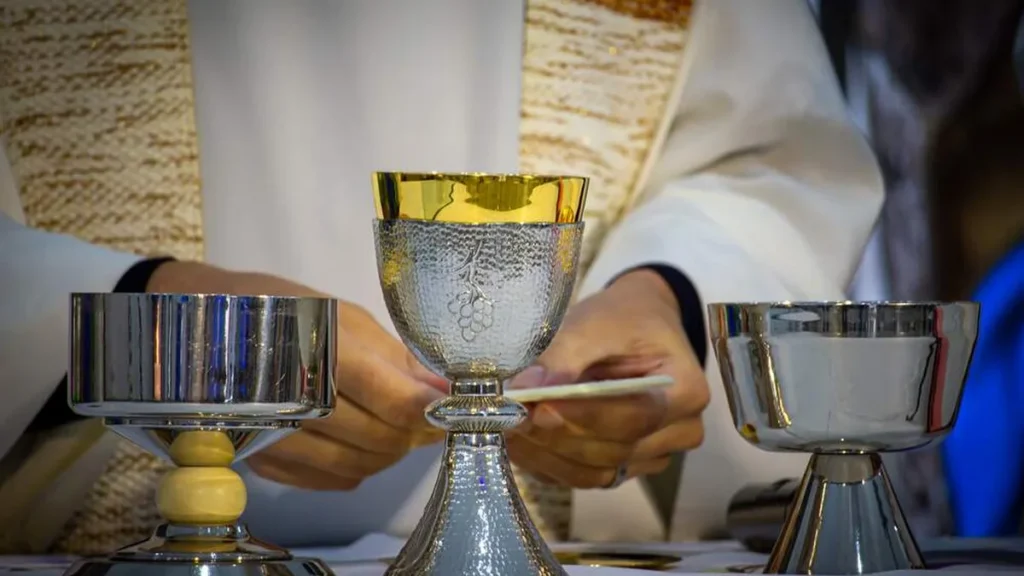 Imagem mesa do altar durante celebracao eucaristica do artigo Os testemunhos dos padres do Santuário Nacional