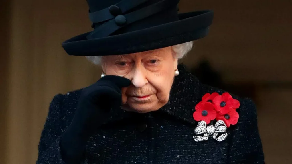 Imagem Rainha Elisabeth II de roupa preta e chorando do artigo Francisco lembra o incansável serviço ao bem realizado por Elizabeth