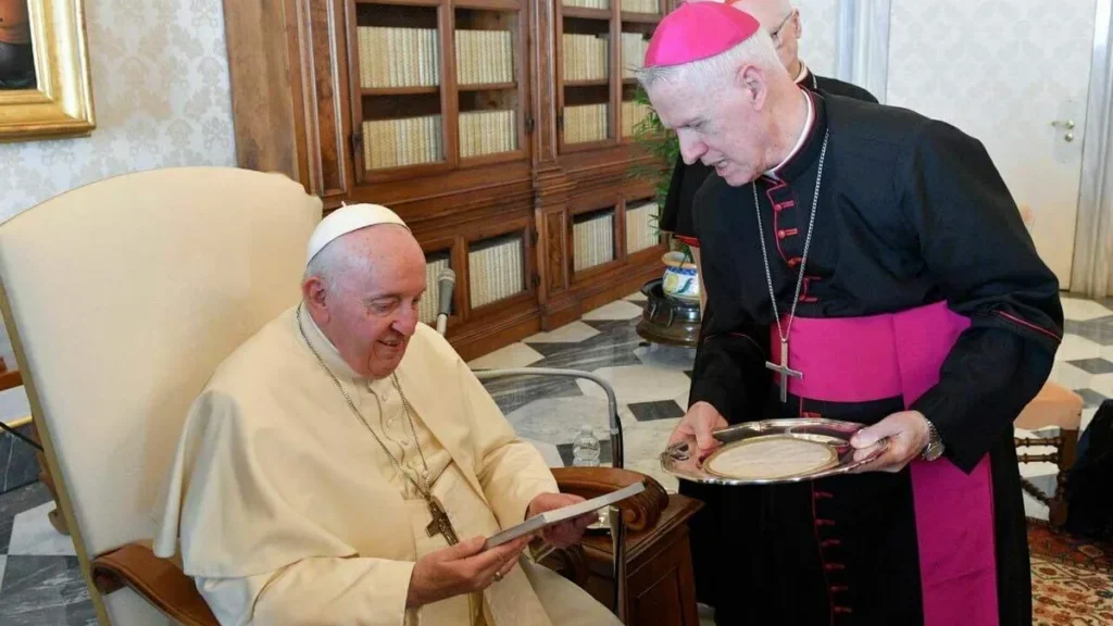 Imagem Papa Francisco e Dom Orlando do artigo Papa Francisco ganha livro "Êxodo - Caminho para a Libertação", de Dom Orlando Brandes no Vaticano