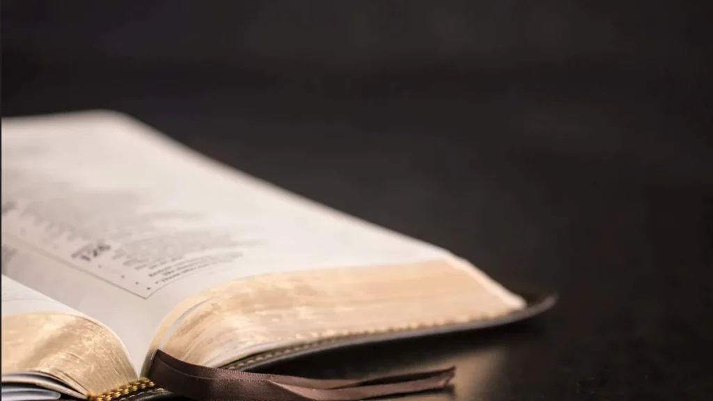 Imagem Biblia aberta sob a mesa do artigo O conselho mais repetido na Bíblia pode te acalmar neste momento