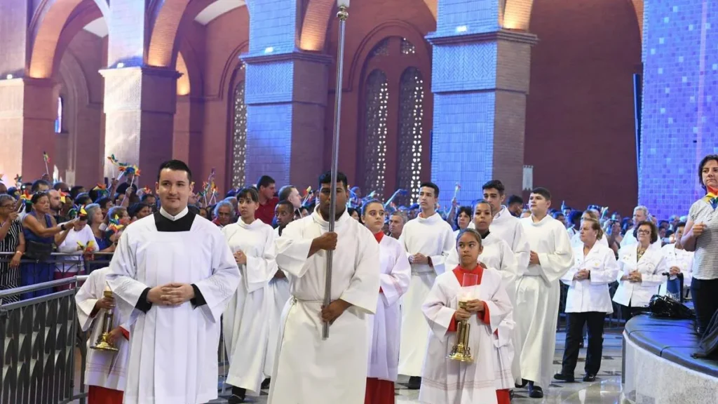 Imagem Coroinhas Santuario 3 do artigo Na Casa da Mãe somos chamados a ser coroinhas e acólitos, a exemplo de Maria