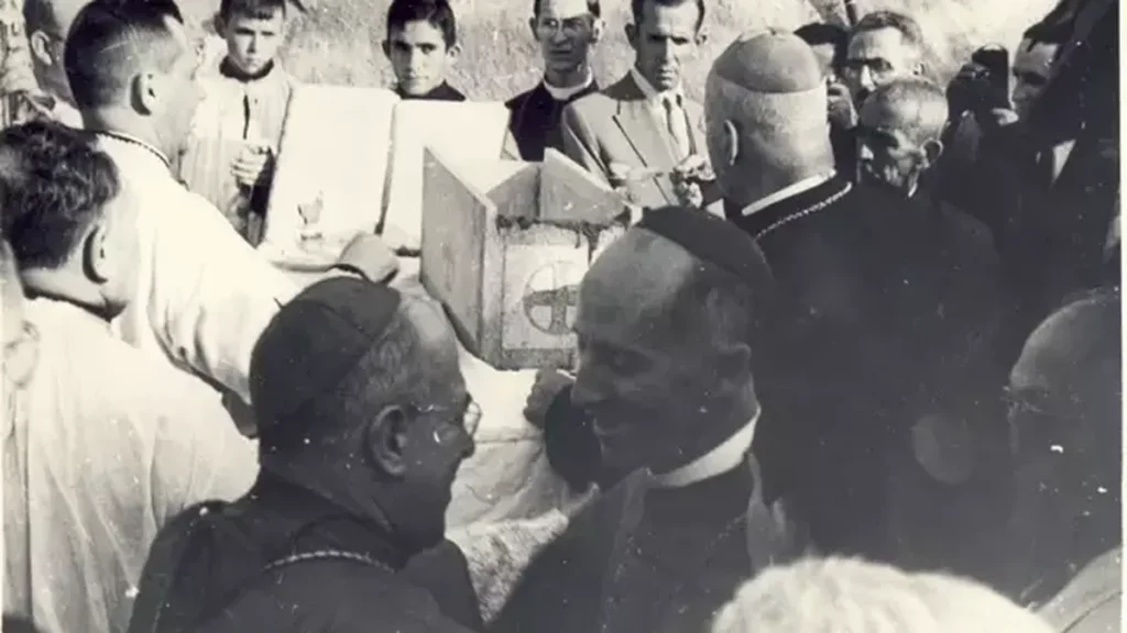 Imagem Pedra Fundamental Santuario Nacional do artigo Há 78 anos era celebrada a 1ª Missa onde a Casa da Mãe foi construída