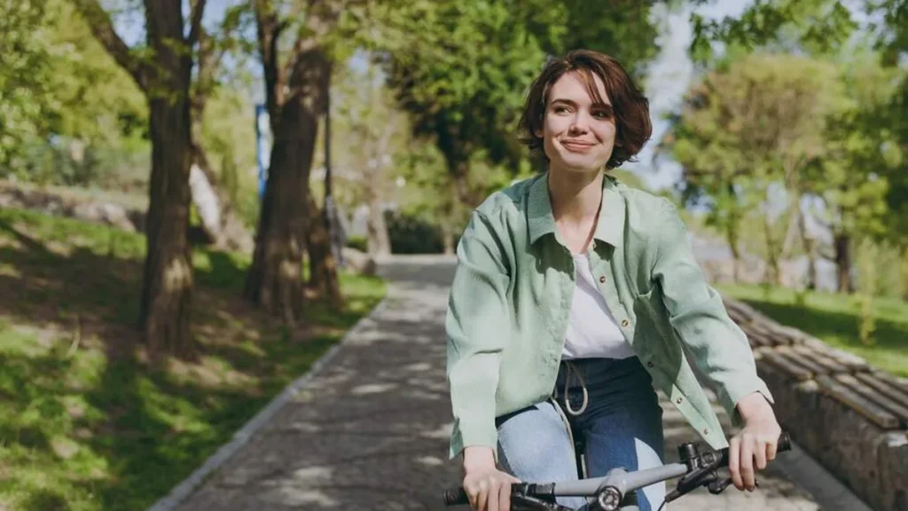 Imagem jovem andando de bicicleta olhando a paisagem do artigo Quando chega a primavera em nossa vida?