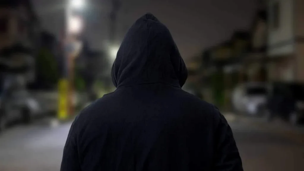 Imagem pessoa com capuz de moletom de costas do artigo Como vencer as tentações do mal?