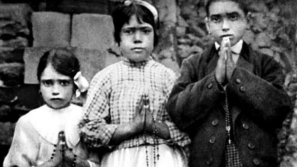 Imagem Tres pastorinhos de Fatima do artigo 107 anos do Milagre do Sol de Nossa Senhora de Fátima