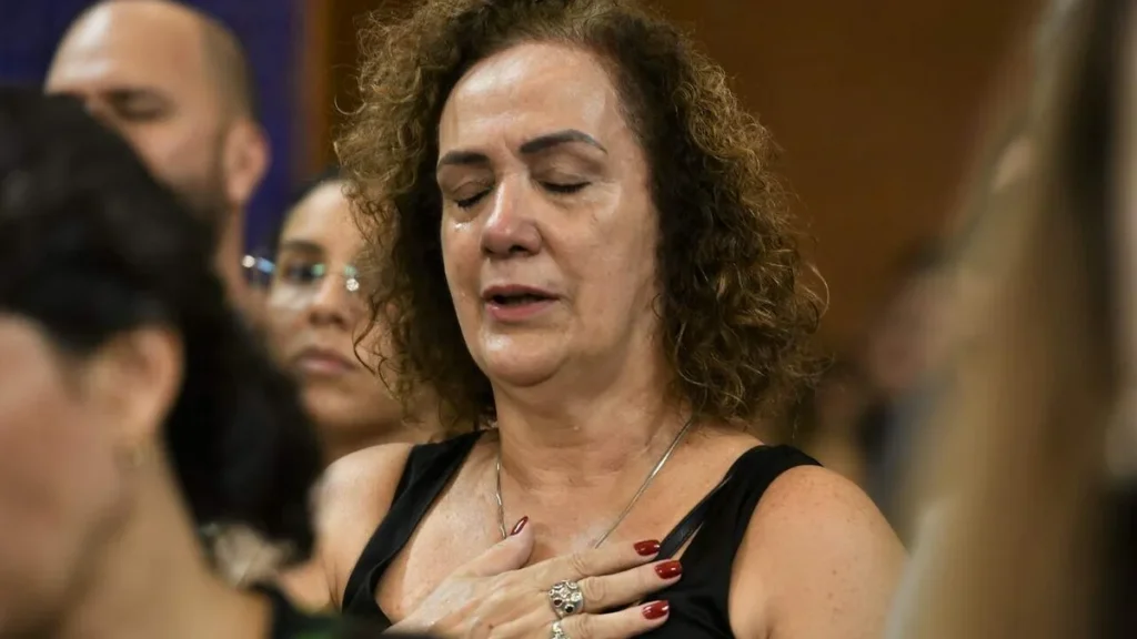 Imagem Devota orando no Santuario do artigo Você já agradeceu hoje pelo dom da sua vida?