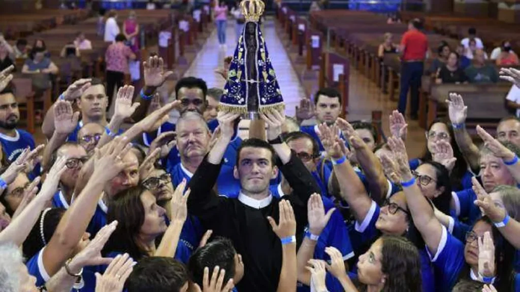 Imagem Devotos com a Mae do artigo Com Maria, a Família dos Devotos quer construir uma Igreja Missionária