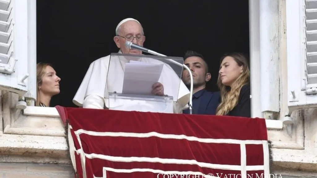 Imagem Papa Francisco ao ldo de jovens portugueses ja janela durante o Angelus do artigo JMJ 2023: Papa é o primeiro inscrito para esse grande encontro da juventude