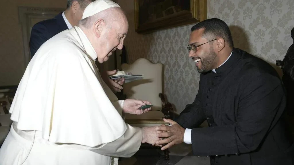 Imagem Papa Francisco com Padre Patriky do artigo Papa Francisco ganha queijo e abençoa povo mineiro
