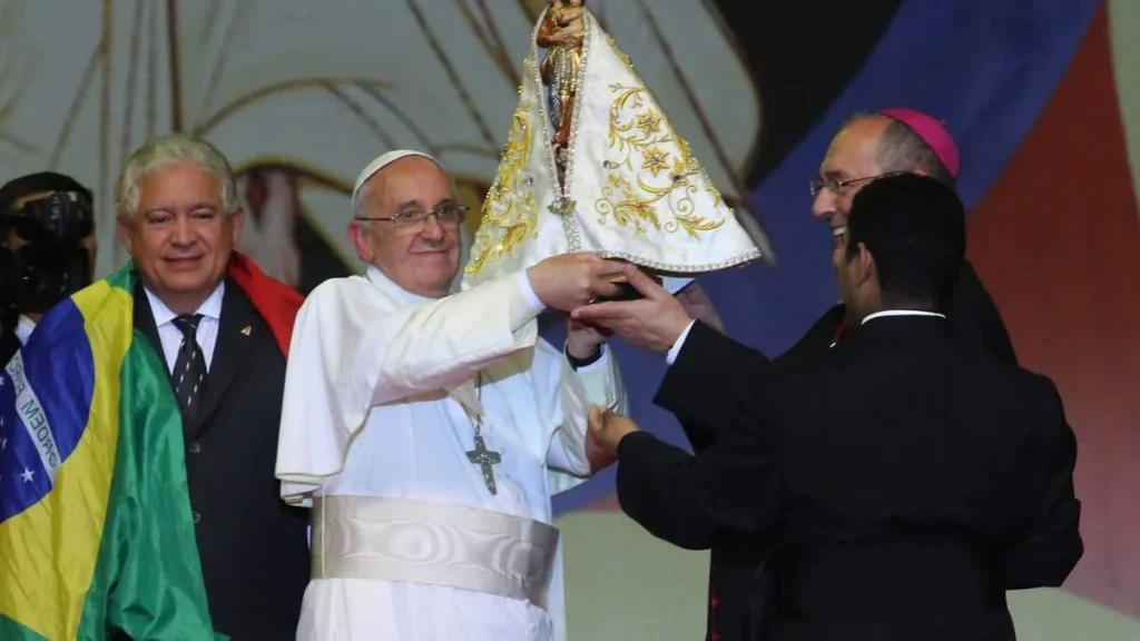 Imagem Papa Francisco recebe replica da imagem de Nossa Senhora de Nazare de Dom Alberto Taveira do artigo Papa Francisco envia mensagem para celebração do Círio de Nazaré