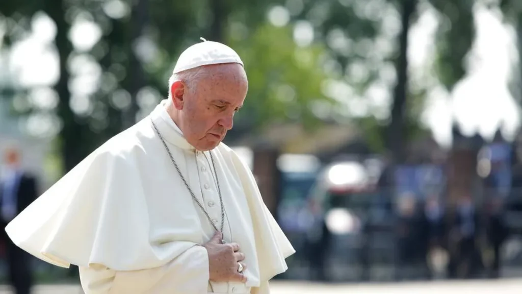 Imagem Papa Francisco em Auschwitz do artigo Papa Francisco: “Conflitos se resolvem com diálogo, não com armas”
