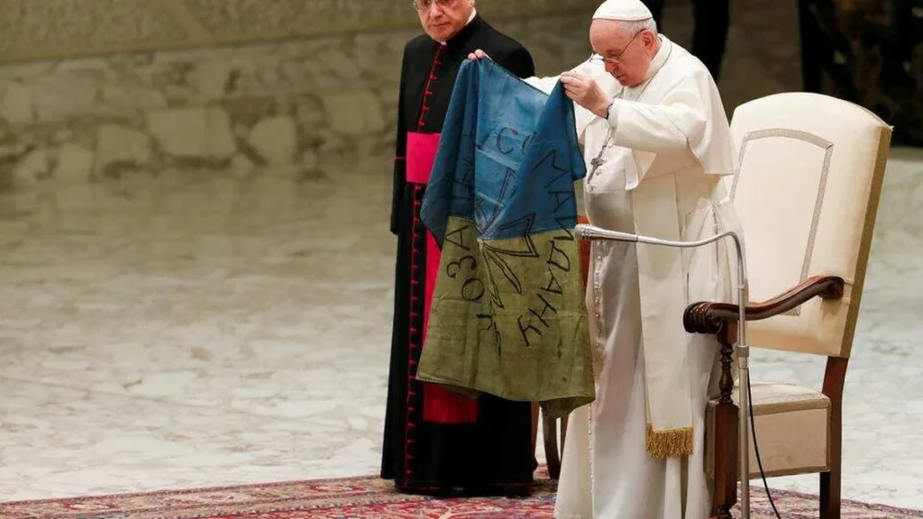 Imagem Papa Francisco beijando a bandeira da Ucrania do artigo Papa pede “pressa” a Deus para acabar com guerra na Ucrânia
