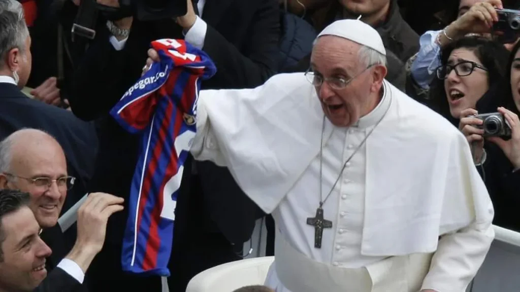 Imagem Papa Francisco e camisa do San Lorenzo do artigo Novo convocado para Copa do Mundo foi crismado pelo Papa Francisco