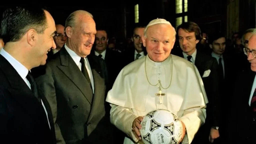 Imagem Joao Paulo II em 1990 com Joao Havelange presidente da FIFA do artigo São João Paulo II já foi goleiro e era apaixonado pelo futebol