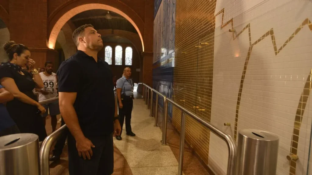Imagem Ronaldo Fenomeno em visita ao nicho de Nossa Senhora do artigo Veja os jogadores que estiveram no Santuário após conquista da Copa do Mundo
