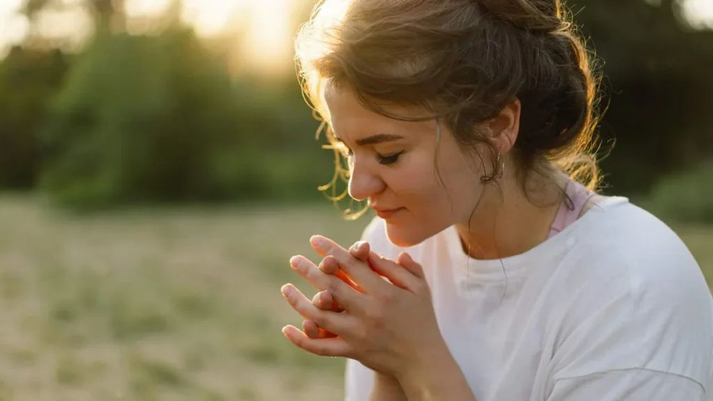 Imagem jovem rezando oracao natureza do artigo Prepare seu coração para o Tempo do Advento com uma oração