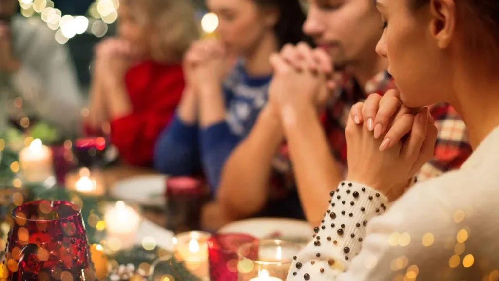 Imagem Oracao em meio a mesa de natal do artigo Papa Francisco aconselha a vivência de um Natal mais humilde