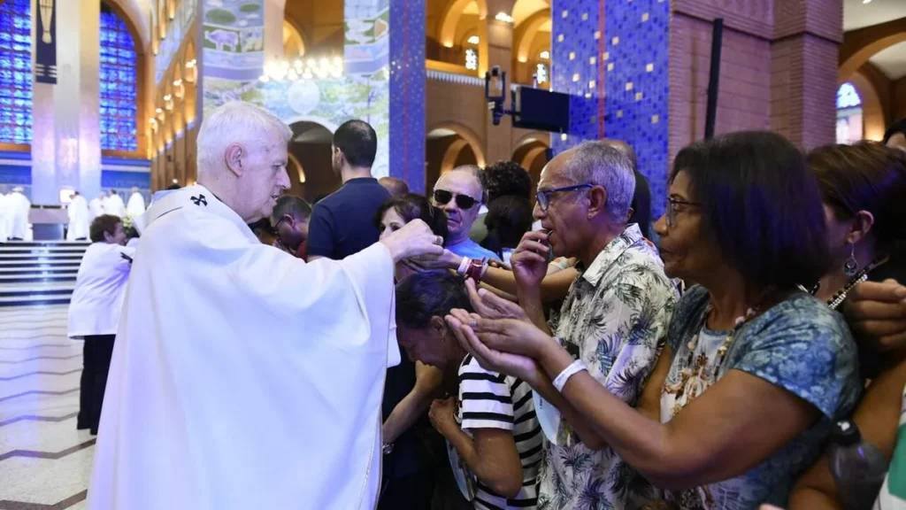 Imagem Dom Orlando entrega Eucaristia do artigo Posso mastigar a hóstia quando recebo a Eucaristia?