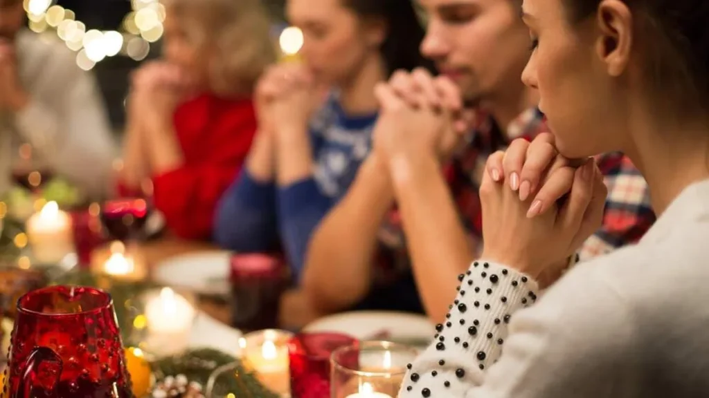 Imagem familia rezando na ceia de natal do artigo Uma oração especial para rezar em família no Natal