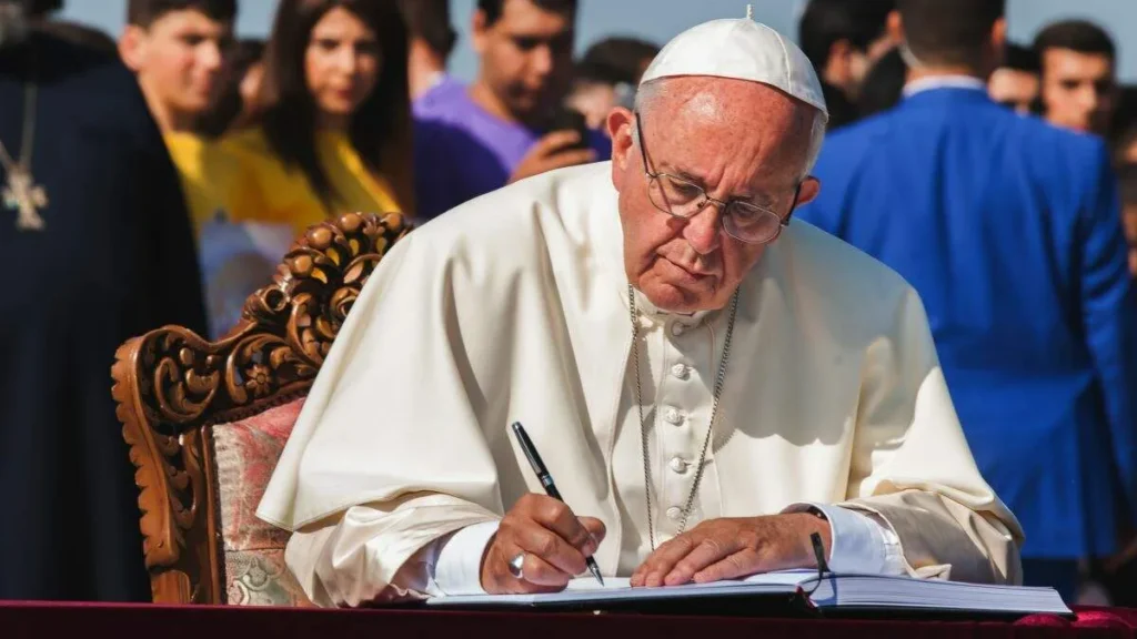 Imagem Papa Francisco assina documento durante Audiencia Geral do artigo Entenda a carta de renúncia assinada pelo Papa Francisco