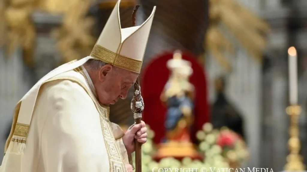 Imagem Papa com a aparencia triste olhos fechados do artigo Papa Francisco sobre Bento XVI: “recordamos a sua pessoa tão nobre, tão amável”