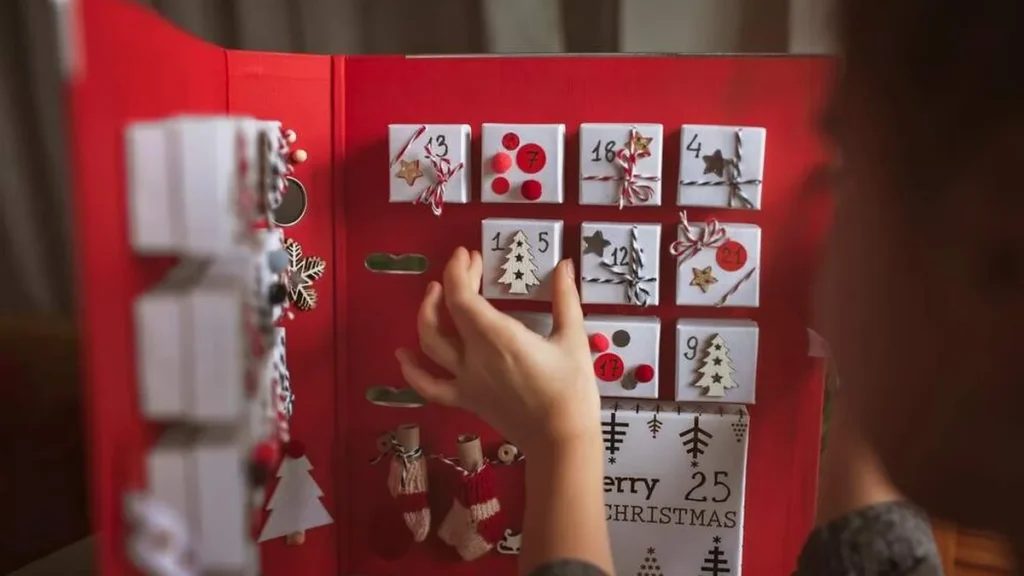 Imagem crianca manuseando um calendario do advento do artigo Conheça tradições de Advento e Natal na Alemanha