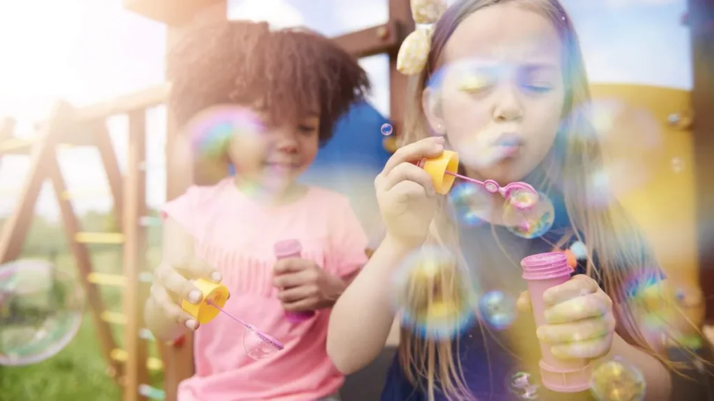 Imagem criancas felizes brincando com bolhas de sabao do artigo CNBB integrará Conselho Nacional dos Direitos da Criança e do Adolescente
