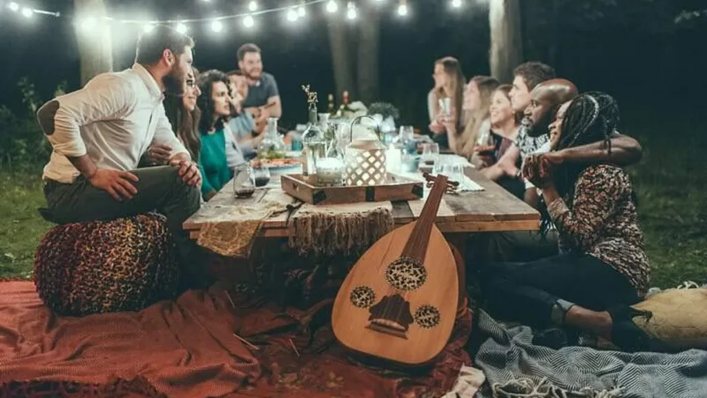 Imagem Amigos conversa entre amigos do artigo Música alegra a vida! Playlist: 12 músicas para curtir um churrasco com os amigos