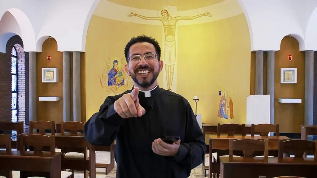 Imagem pe heliomarcos fala com padre do artigo O que postar nas redes sociais?