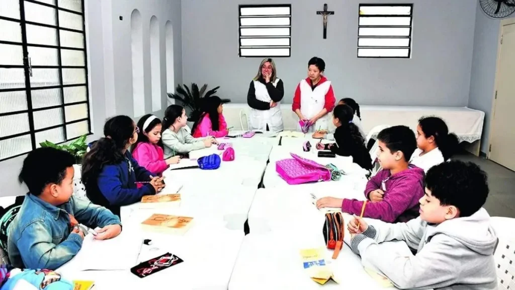 Imagem Encontro de Catequese com Criancas do artigo Qual a diferença entre catecismo e catequese?