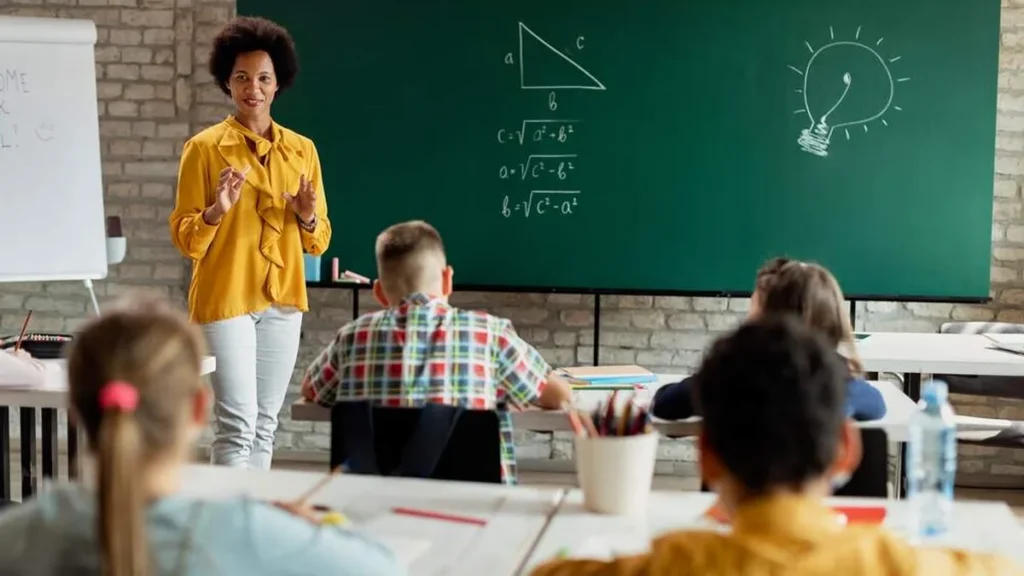 Imagem professora em sala de aula com criancas do artigo Reajuste no piso salarial de professores terá impacto nos municípios