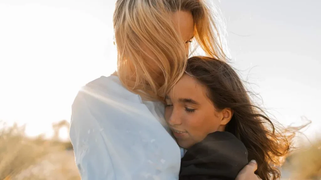 Imagem Mae abracando sua filha do artigo Passagens da Bíblia que vão te ensinar sobre o amor e os valores de uma família