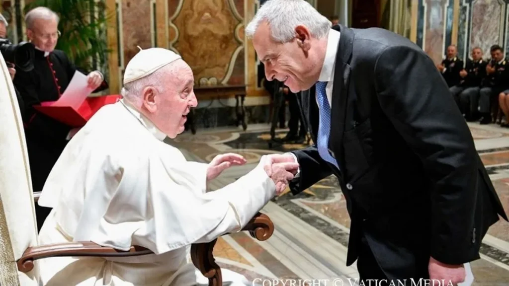 Imagem Francisco e Agentes Policiais 2 do artigo "Trabalhem pela paz", diz Francisco para seguranças do Vaticano