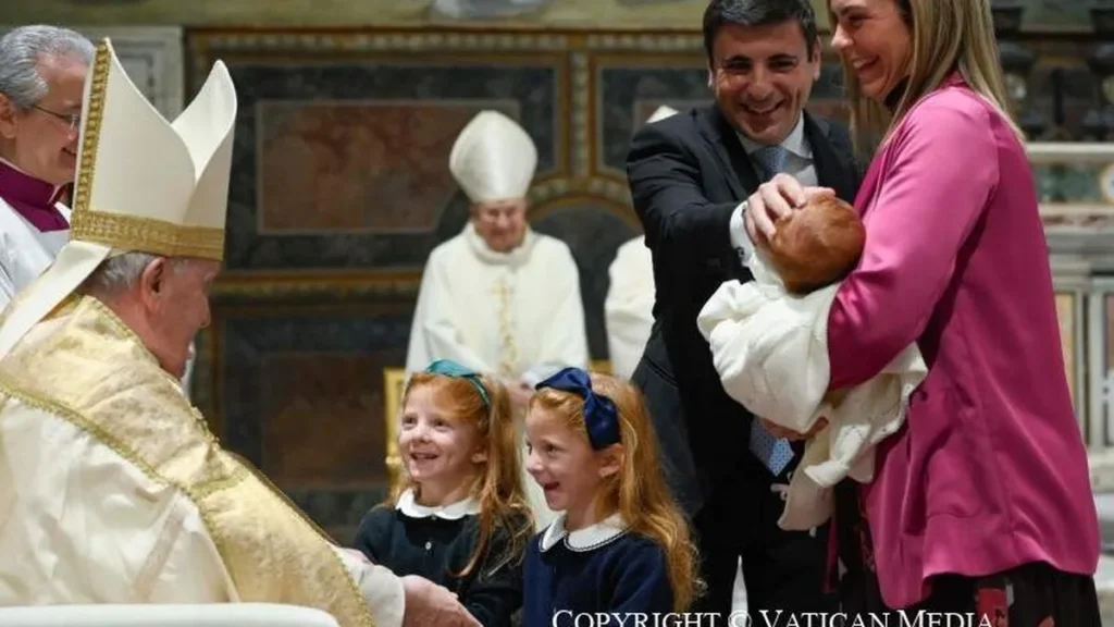 Imagem Papa Francisco batiza filhos de funcionarios da Santa Se 2023 do artigo No Batismo do Senhor, Papa batiza filhos de funcionários da Santa Sé