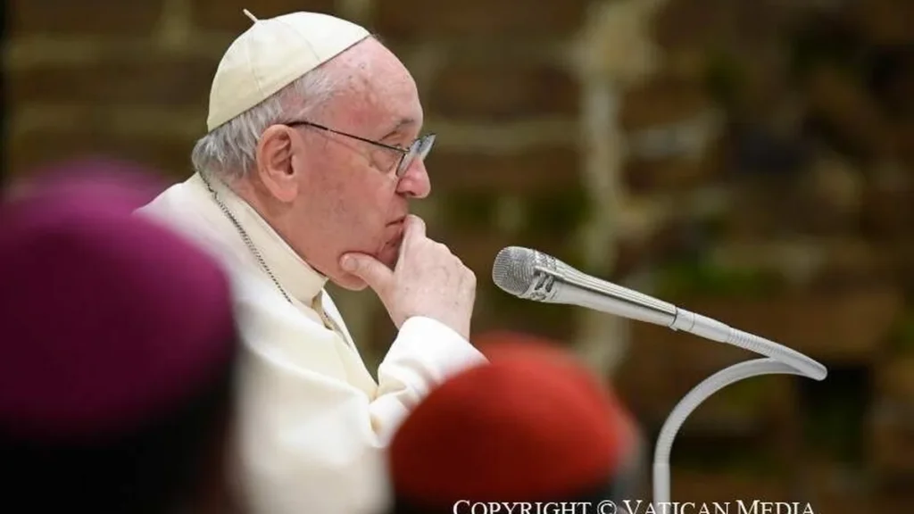 Imagem Papa Francisco com a mao na boa pensativo na audiencia geral do artigo Papa Francisco sobre Bento XVI: “grande mestre de catequese”