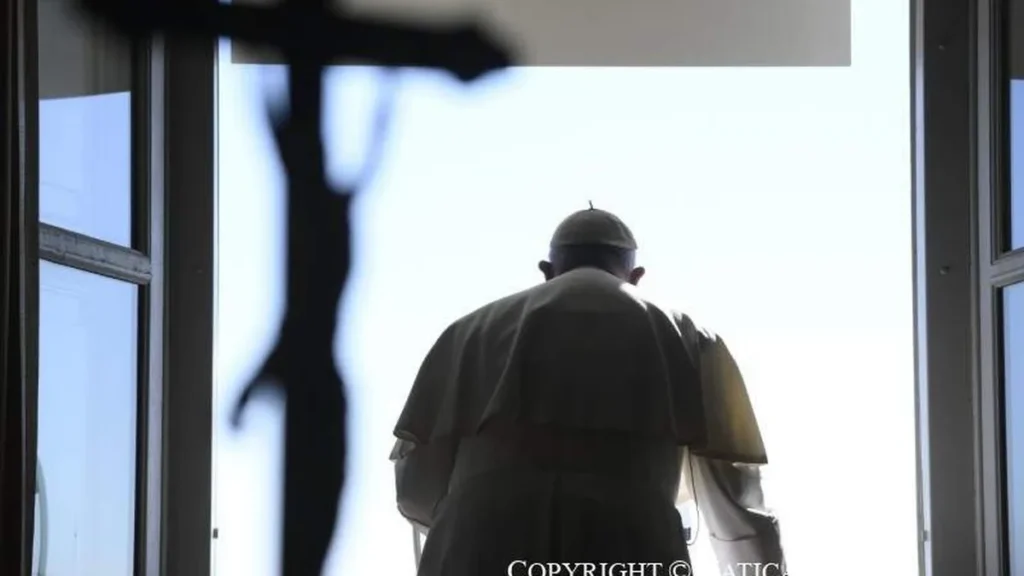 Imagem Papa em janela durante Angelus do dia 29 de janeiro do artigo Papa propõe 3 desafios contra a mentalidade do desperdício