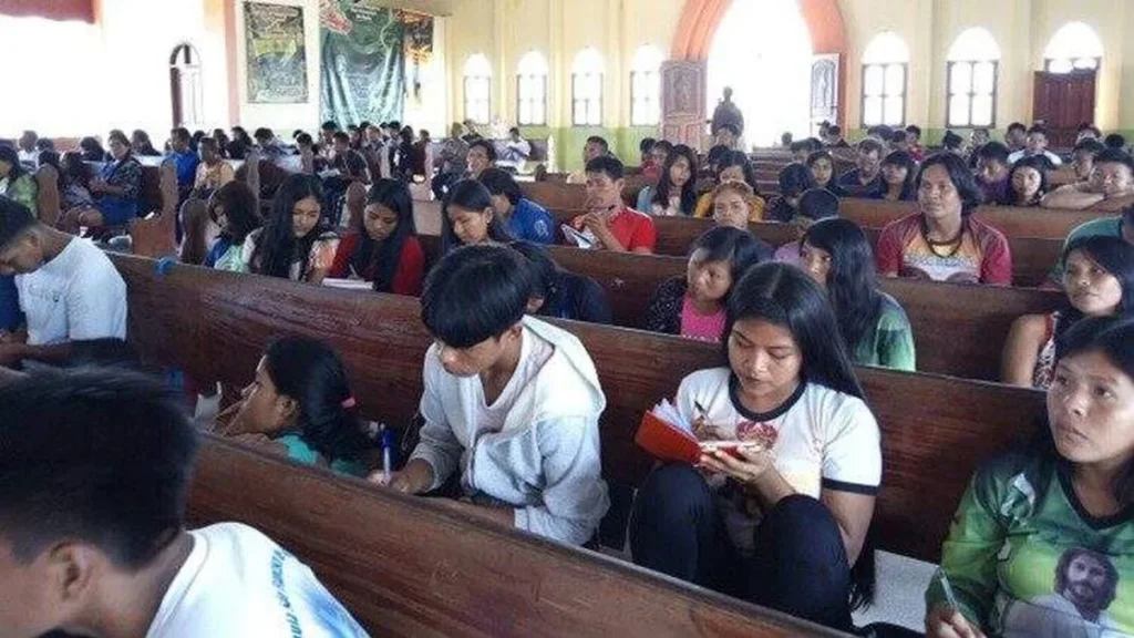 Imagem jovens indigenas do artigo Ações Evangelizadoras da Igreja do Brasil nas aldeias indígenas