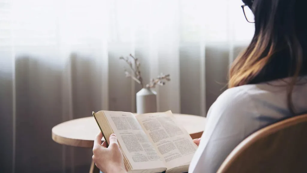 Imagem mulher lendo a biblia do artigo Aprenda a fazer um devocional e fortalecer seu relacionamento com Deus