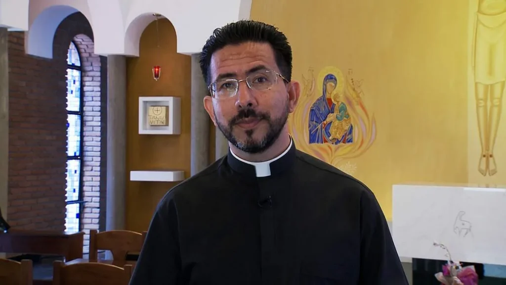 Imagem pe heliomarcos fc padre do artigo Evite discussões na hora de escolher a faculdade